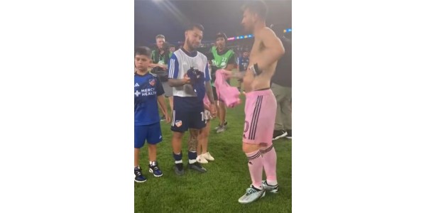 Camaraderie sur le terrain, Messi échange ses maillots avec ses rivaux